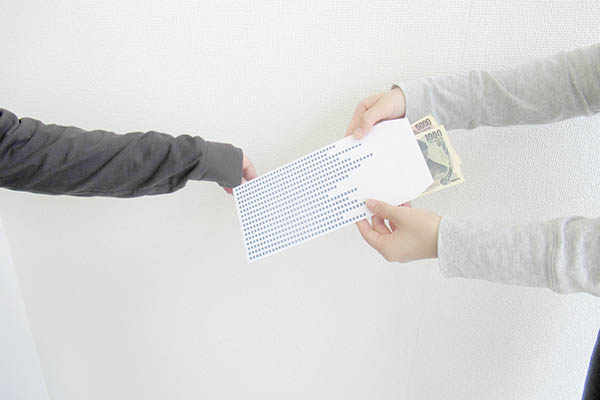 お金を手渡し